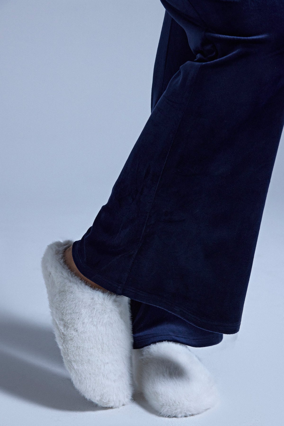 AKIRA RHYS IVORY FUZZY FLAT